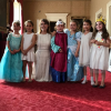 Harper Beckham, qui pose ici avec la princesse Eugenie d'York et de petites camarades, a eu la chance de fêter en juillet 2017 son 6e anniversaire au palais de Buckingham, à Londres, où le duc et la duchesse d'York organisaient un goûter privé. David Beckham a partagé quelques images du bonheur de sa fille sur son compte Instagram.
