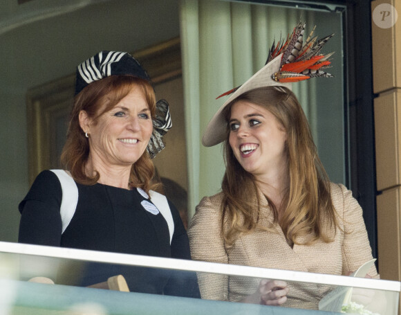 Sarah Ferguson et sa fille la princesse Beatrice d'York assistent aux courses du Royal Ascot le 23 juin 2017.