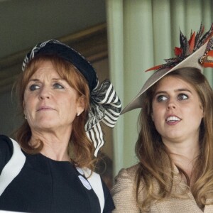 Sarah Ferguson et sa fille la princesse Beatrice d'York assistent aux courses du Royal Ascot le 23 juin 2017.