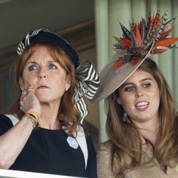 Sarah Ferguson et sa fille la princesse Beatrice d'York assistent aux courses du Royal Ascot le 23 juin 2017.