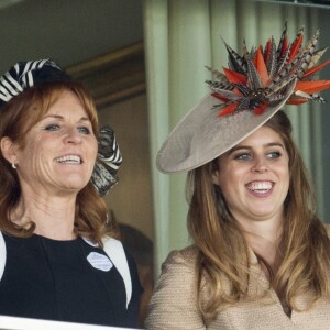 Sarah Ferguson et sa fille la princesse Beatrice d'York assistent aux courses du Royal Ascot le 23 juin 2017.