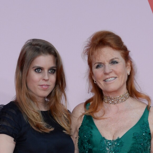 Sarah Ferguson et la princesse Beatrice d'York lors du défilé du gala de charité de N. Campbell "Fashion for Relief" lors du 70e Festival de Cannes, le 21 mai 2017.