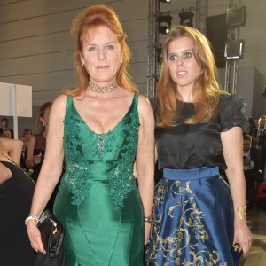 Sarah Ferguson et la princesse Beatrice d'York lors du défilé du gala de charité de N. Campbell "Fashion for Relief" lors du 70e Festival de Cannes, le 21 mai 2017.