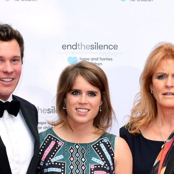 Sarah Ferguson avec sa fille la princesse Eugenie d'York et son compagnon Jack Brooksbank au gala End the Silence aux studios Abbey Road le 31 mai 2017.