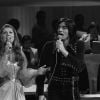 En France, à Paris, Ringo et Sheila chantant en duo sur le plateau de l'émission Cadet Rousselle en 1973