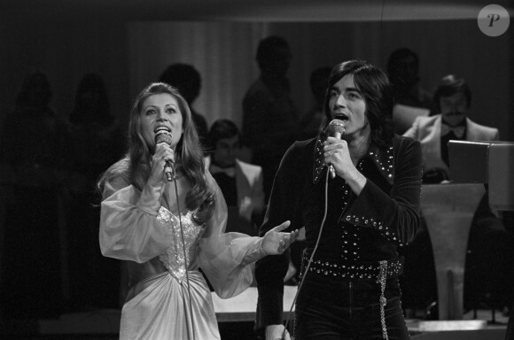En France, à Paris, Ringo et Sheila chantant en duo sur le plateau de l'émission Cadet Rousselle en 1973