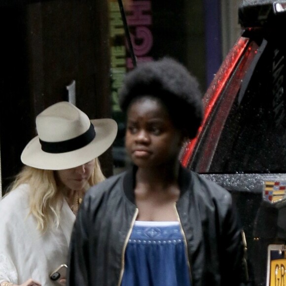 Exclusif - Madonna sort d' un centre de la Kabbale en compagnie de ses enfants Mercy James, Estere et Stelle. Le 17 Juin 2017