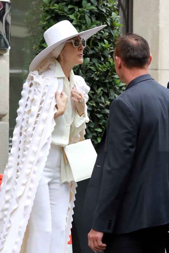 Céline Dion quitte l'hôtel Royal Monceau à Paris, le 12 juillet 2017.