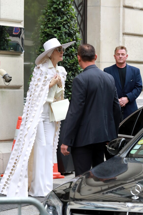 La chanteuse Céline Dion quitte l'hôtel Royal Monceau à Paris, le 12 juillet 2017.