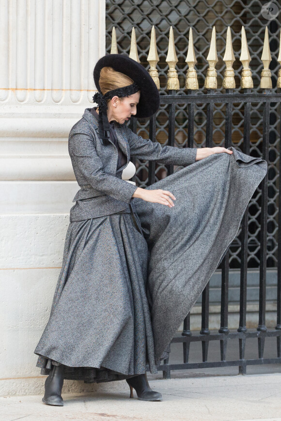 Semi-exclusif - Céline Dion lors d'un shooting pour Vogue dans les jardins du Palais-Royal à Paris, le 6 juillet 2017