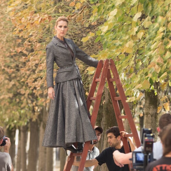 Semi-exclusif - La chanteuse Céline Dion lors d'un shooting pour Vogue dans les jardins du Palais-Royal à Paris, le 6 juillet 2017