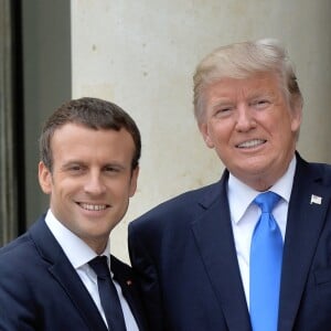 Le président des Etats-Unis Donald Trump et le président Emmanuel Macron arrivent ensemble au palais de l'Elysée dans la voiture de Donald Trump à Paris pour un entretien en tête-à-tête. Le 13 juillet 2017 © Veeren / Bestimage