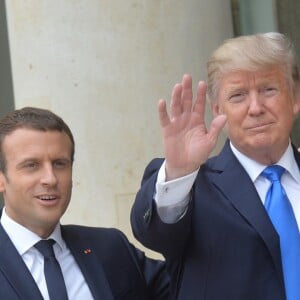 Le président des Etats-Unis Donald Trump et le président Emmanuel Macron arrivent ensemble au palais de l'Elysée dans la voiture de Donald Trump à Paris pour un entretien en tête-à-tête. Le 13 juillet 2017 © Veeren / Bestimage