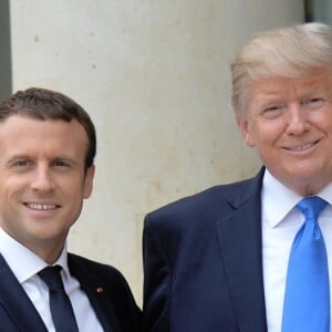 Le président des Etats-Unis Donald Trump et le président Emmanuel Macron arrivent ensemble au palais de l'Elysée dans la voiture de Donald Trump à Paris pour un entretien en tête-à-tête. Le 13 juillet 2017 © Veeren / Bestimage