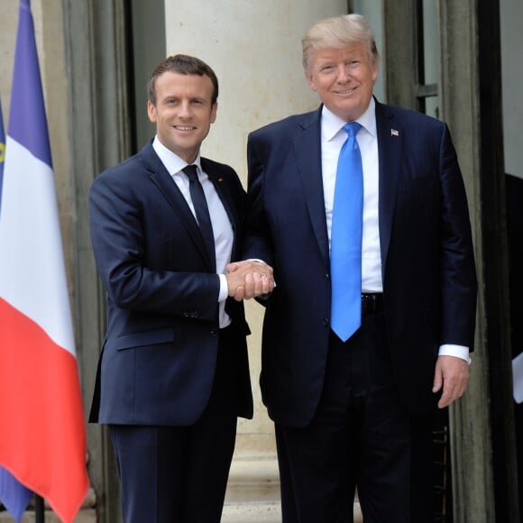 Le président des Etats-Unis Donald Trump et le président Emmanuel Macron arrivent ensemble au palais de l'Elysée dans la voiture de Donald Trump à Paris pour un entretien en tête-à-tête. Le 13 juillet 2017 © Veeren / Bestimage