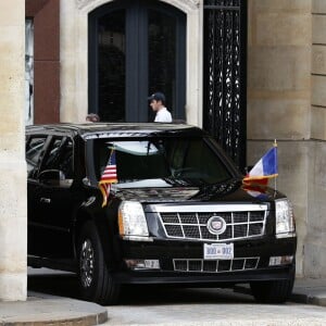 Le président des Etats-Unis Donald Trump et le président Emmanuel Macron arrivent ensemble au palais de l'Elysée dans la voiture de Donald Trump à Paris pour un entretien en tête-à-tête. Le 13 juillet 2017 © Veeren / Bestimage