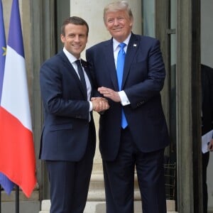 Le président des Etats-Unis Donald Trump et le président Emmanuel Macron arrivent ensemble au palais de l'Elysée dans la voiture de Donald Trump à Paris pour un entretien en tête-à-tête. Le 13 juillet 2017 © Veeren / Bestimage