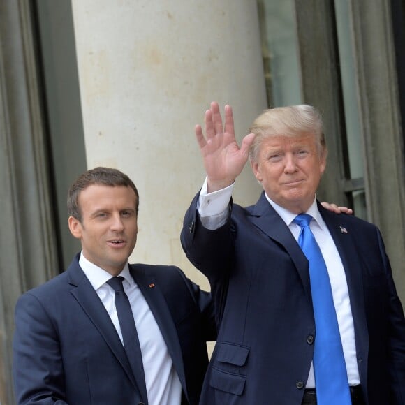 Le président des Etats-Unis Donald Trump et le président Emmanuel Macron arrivent ensemble au palais de l'Elysée dans la voiture de Donald Trump à Paris pour un entretien en tête-à-tête. Le 13 juillet 2017 © Veeren / Bestimage