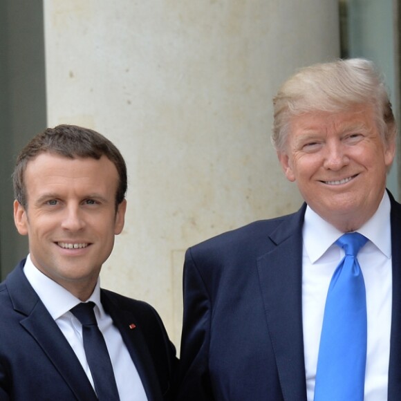 Le président des Etats-Unis Donald Trump et le président Emmanuel Macron arrivent ensemble au palais de l'Elysée dans la voiture de Donald Trump à Paris pour un entretien en tête-à-tête. Le 13 juillet 2017 © Veeren / Bestimage