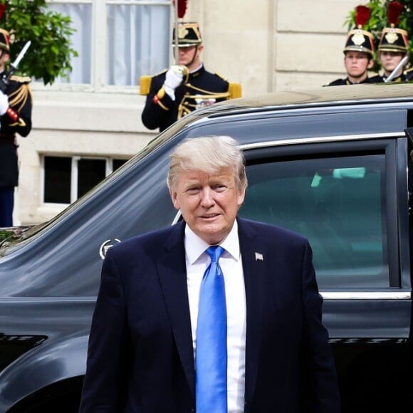 Le président des Etats-Unis Donald Trump et le président Emmanuel Macron arrivent ensemble au palais de l'Elysée dans la voiture de Donald Trump à Paris pour un entretien en tête-à-tête. Le 13 juillet 2017 © Veeren / Bestimage