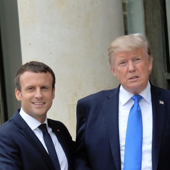 Le président des Etats-Unis Donald Trump et le président Emmanuel Macron arrivent ensemble au palais de l'Elysée dans la voiture de Donald Trump à Paris pour un entretien en tête-à-tête. Le 13 juillet 2017 © Veeren / Bestimage