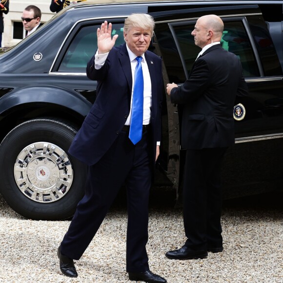 Le président des Etats-Unis Donald Trump et le président Emmanuel Macron arrivent ensemble au palais de l'Elysée dans la voiture de Donald Trump à Paris pour un entretien en tête-à-tête. Le 13 juillet 2017 © Veeren / Bestimage