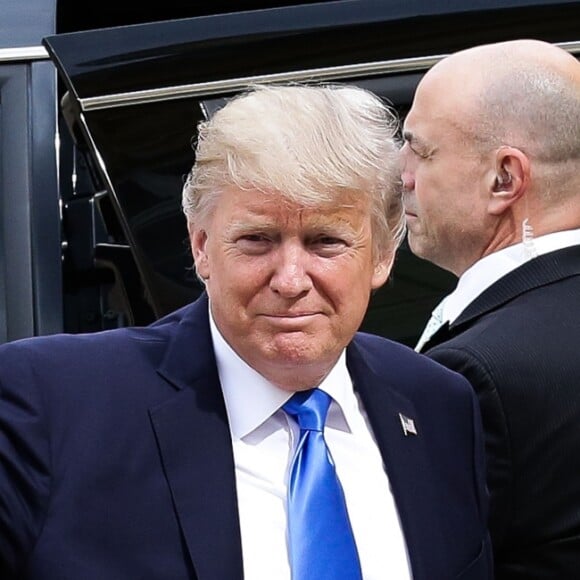 Le président des Etats-Unis Donald Trump et le président Emmanuel Macron arrivent ensemble au palais de l'Elysée dans la voiture de Donald Trump à Paris pour un entretien en tête-à-tête. Le 13 juillet 2017 © Veeren / Bestimage