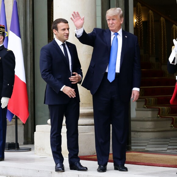 Le président des Etats-Unis Donald Trump et le président Emmanuel Macron arrivent ensemble au palais de l'Elysée dans la voiture de Donald Trump à Paris pour un entretien en tête-à-tête. Le 13 juillet 2017 © Veeren / Bestimage