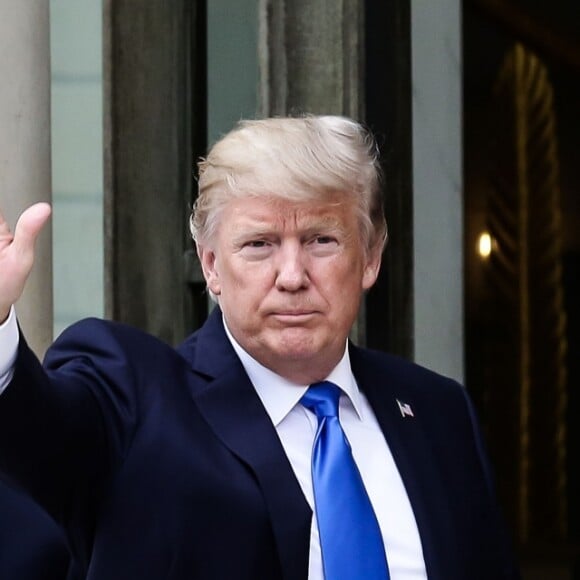 Le président des Etats-Unis Donald Trump et le président Emmanuel Macron arrivent ensemble au palais de l'Elysée dans la voiture de Donald Trump à Paris pour un entretien en tête-à-tête. Le 13 juillet 2017 © Veeren / Bestimage