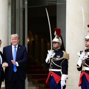 Le président des Etats-Unis Donald Trump et le président Emmanuel Macron arrivent ensemble au palais de l'Elysée dans la voiture de Donald Trump à Paris pour un entretien en tête-à-tête. Le 13 juillet 2017 © Veeren / Bestimage