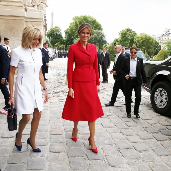 La première dame française Brigitte Trogneux et la première dame des Etats-Unis Melania Trump lors de la cérémonie d'accueil du président des Etats-Unis à l'Hôtel National des Invalides à Paris le 13 juillet 2017. © Dominique Jacovides/Bestimage