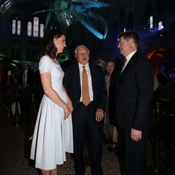 Kate Middleton, duchesse de Cambridge, et Sir David Attenborough (milieu), lors de la réouverture du Hintze Hall au Musée d'Histoire Naturelle de Londres, le 13 juillet 2017.