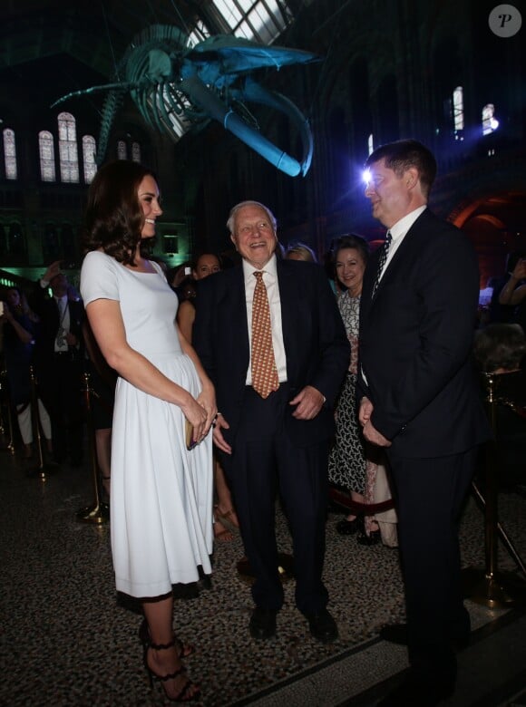 Kate Middleton, duchesse de Cambridge, au côté de Sir David Attenborough (milieu) lors de la réouverture du Hintze Hall au Musée d'Histoire Naturelle de Londres, le 13 juillet 2017.