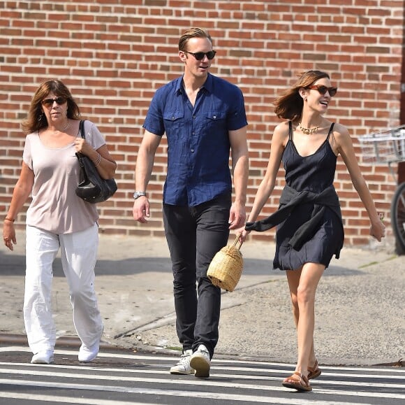 Alexander Skarsgard avec Alexa Chung et sa mère My Skarsgard dans la rue à New York, le 29 juillet 2016.