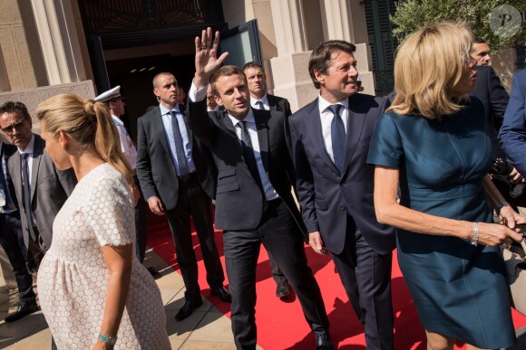 Le maire de Nice, Christian Estrosi, sa femme Laura Tenoudji (enceinte), le président de la République Emmanuel Macron, sa femme Brigitte Macron (Trogneux) - Le président de la République est reçu par l'hôtel de ville de Nice pour un entretien avant la cérémonie d'hommage aux victimes de l'attentat du 14 juillet 2016 à Nice, le 14 juillet 2017. © Cyril Moreau/Bestimage  French President is received by Mayor of Nice to meeting at the city hall before thecCommemorative ceremony marking the first anniversary of the jihadist truck attack which killed 86 people in Nice, southern France, on Bastille Day, on July 14, 2017.14/07/2017 - Nice