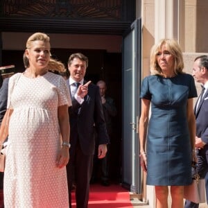 Le maire de Nice, Christian Estrosi, sa femme Laura Tenoudji (enceinte), le président de la République Emmanuel Macron, sa femme Brigitte Macron (Trogneux) - Le président de la République est reçu par l'hôtel de ville de Nice pour un entretien avant la cérémonie d'hommage aux victimes de l'attentat du 14 juillet 2016 à Nice, le 14 juillet 2017. © Cyril Moreau/Bestimage  French President is received by Mayor of Nice to meeting at the city hall before thecCommemorative ceremony marking the first anniversary of the jihadist truck attack which killed 86 people in Nice, southern France, on Bastille Day, on July 14, 2017.14/07/2017 - Nice