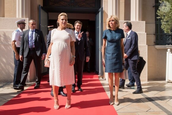 Le maire de Nice, Christian Estrosi, sa femme Laura Tenoudji (enceinte), le président de la République Emmanuel Macron, sa femme Brigitte Macron (Trogneux) - Le président de la République est reçu par l'hôtel de ville de Nice pour un entretien avant la cérémonie d'hommage aux victimes de l'attentat du 14 juillet 2016 à Nice, le 14 juillet 2017. © Cyril Moreau/Bestimage  French President is received by Mayor of Nice to meeting at the city hall before thecCommemorative ceremony marking the first anniversary of the jihadist truck attack which killed 86 people in Nice, southern France, on Bastille Day, on July 14, 2017.14/07/2017 - Nice