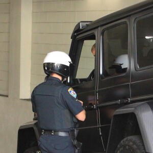 Exclusif - Justin Bieber se fait arrêter par la police à son arrivée au volant de son nouveau Mercedes Benz G Wagon devant l'hôtel Montage à Beverly Hills, le 15 juillet 2017