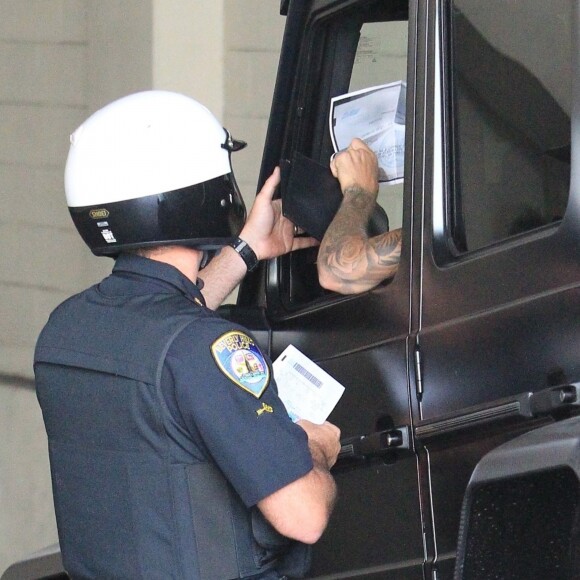 Exclusif - Justin Bieber se fait arrêter par la police à son arrivée au volant de son nouveau Mercedes Benz G Wagon devant l'hôtel Montage à Beverly Hills, le 15 juillet 2017