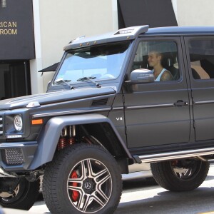 Exclusif - Justin Bieber se fait arrêter par la police à son arrivée au volant de son nouveau Mercedes Benz G Wagon devant l'hôtel Montage à Beverly Hills, le 15 juillet 2017