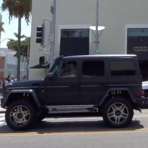 Exclusif - Justin Bieber se fait arrêter par la police à son arrivée au volant de son nouveau Mercedes Benz G Wagon devant l'hôtel Montage à Beverly Hills, le 15 juillet 2017