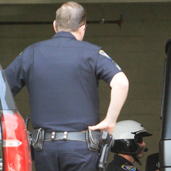 Exclusif - Justin Bieber se fait arrêter par la police à son arrivée au volant de son nouveau Mercedes Benz G Wagon devant l'hôtel Montage à Beverly Hills, le 15 juillet 2017