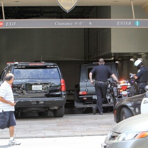 Exclusif - Justin Bieber se fait arrêter par la police à son arrivée au volant de son nouveau Mercedes Benz G Wagon devant l'hôtel Montage à Beverly Hills, le 15 juillet 2017