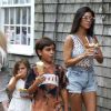 Exclusif - Kourtney Kardashian fait du shopping et mange des glaces avec ses enfants Penelope et Mason à Nantucket Island, le 13 juillet 2017