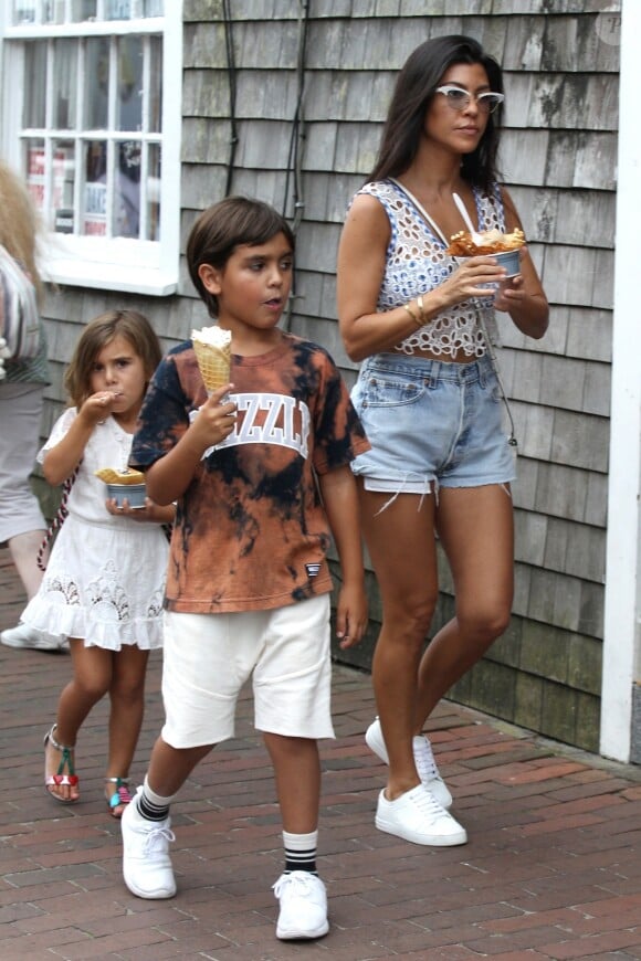 Exclusif - Kourtney Kardashian fait du shopping et mange des glaces avec ses enfants Penelope et Mason à Nantucket Island, le 13 juillet 2017