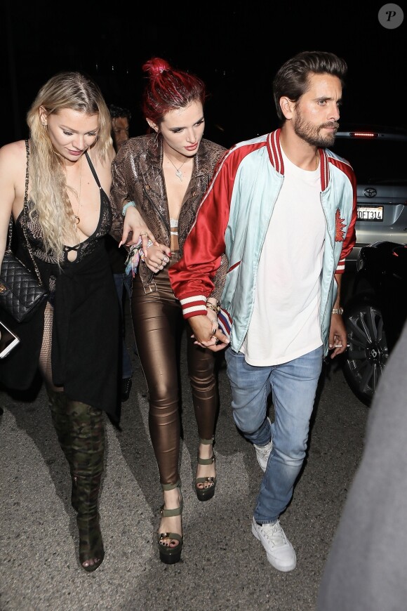 Scott Disick et Bella Thorne, main dans la main, sortent du club 1 OAK et se rendent à une afterparty à Beverly Hills, le 22 juin 2017.
