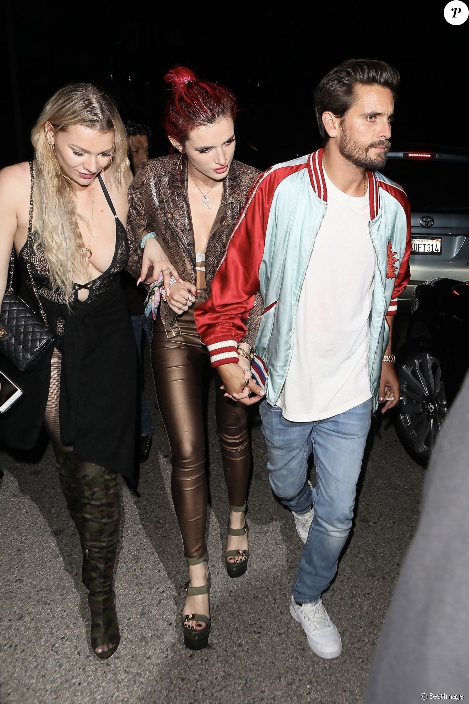 Scott Disick Et Bella Thorne Main Dans La Main Sortent Du Club 1 Oak Et Se Rendent à Une