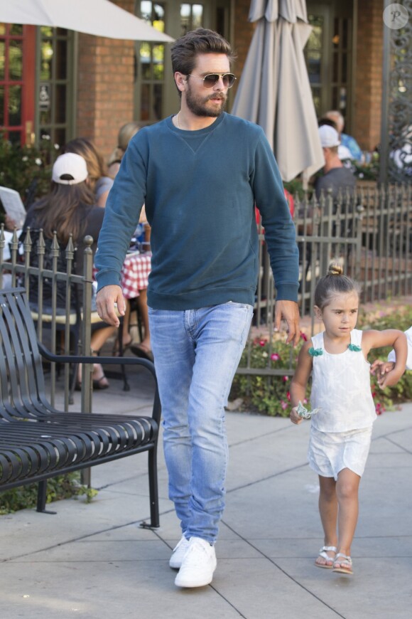 Scott Disick amène ses enfants Mason et Penelope Disick au restaurant à Los Angeles, Californie, Etats-Unis, le 14 juin 2017.