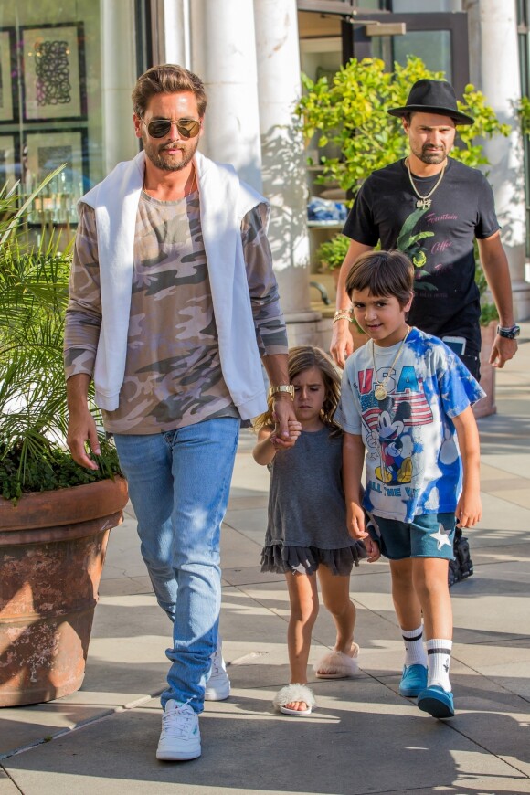 Exclusif - Penelope Scotland Disick et Mason Dash Disick - Scott Disick emmène ses enfants chez King's Fish House à Calabasas le 3 juin 2017.