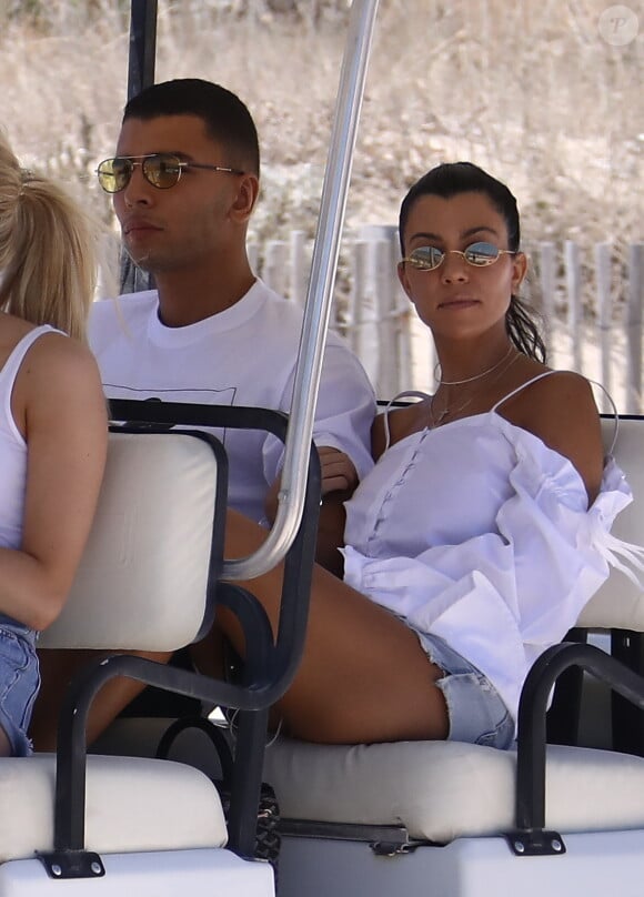 Kourtney Kardashian accompagnée de son compagnon le mannequin français d'origine algérienne Younes Bendjima et d'amis, est allée déjeuner au restaurant "Les Palmiers" avec des amis à Saint-Tropez. Le 3 juillet 2017